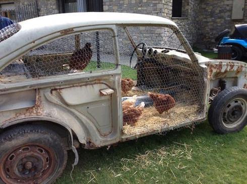 Recyclage des vieux objets - carcasse de voiture - Les Doigts Fleuris